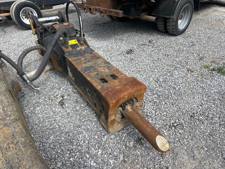 caterpillar-320-image-3