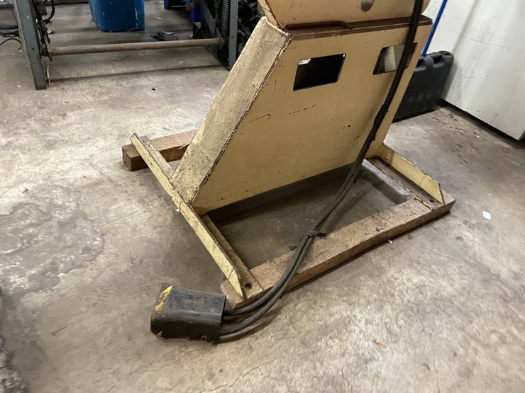 #2509-•-norlok-clincher-machine-(columbia-heights,-mn)-image-3