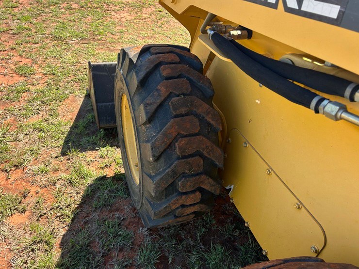 2008-deere-332-image-7