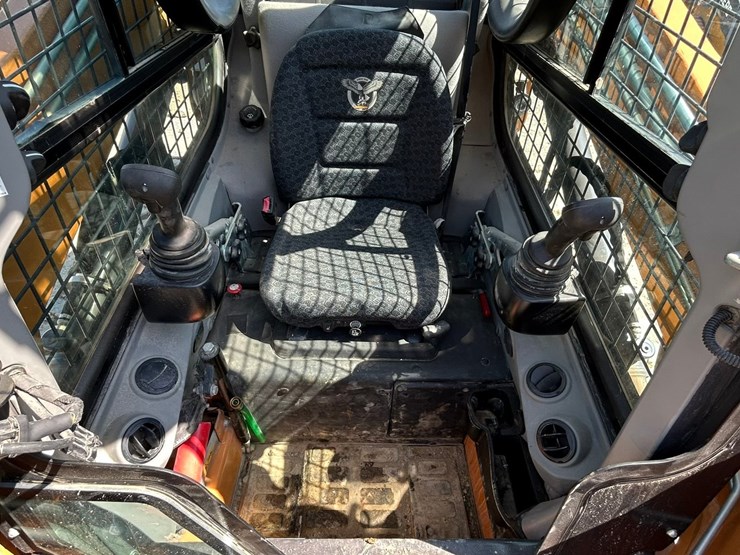 2023-case-tv450b-image-38