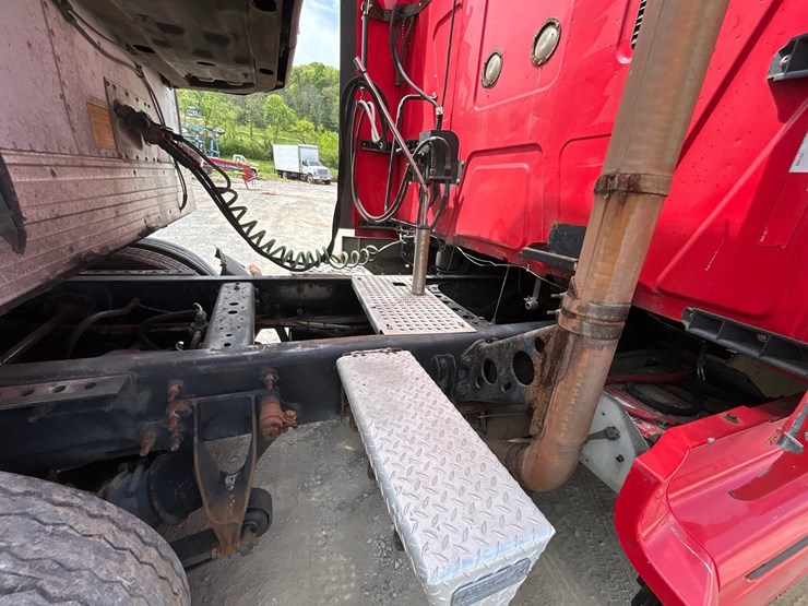 2011-international-prostar-image-8