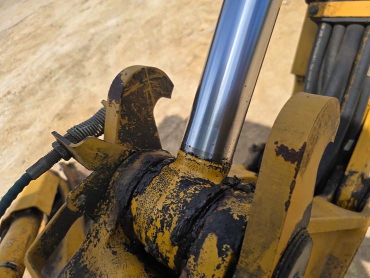 2005-caterpillar-420d-image-47