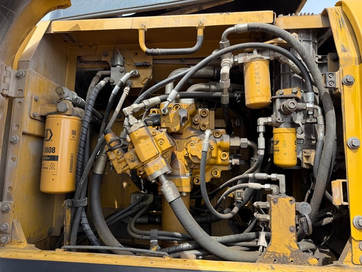 caterpillar-330d-image-39