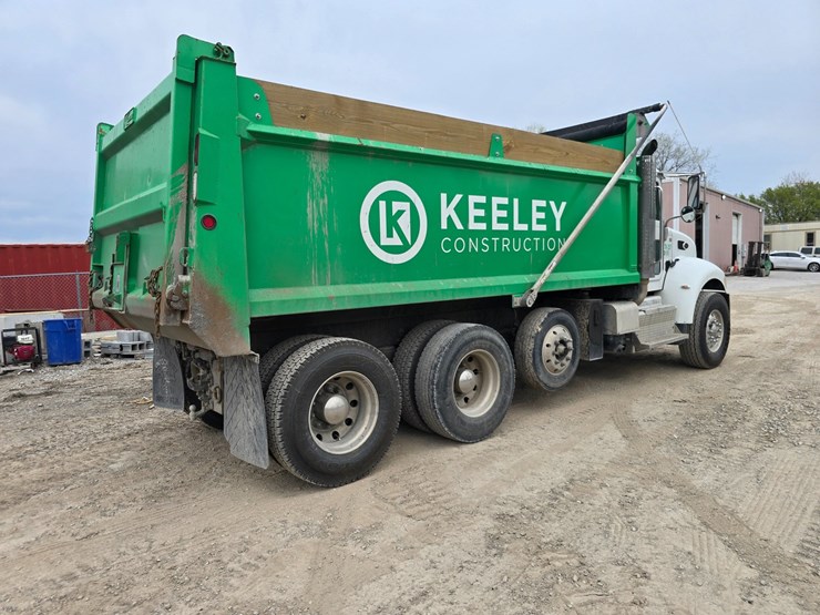 2017-peterbilt-348-image-14