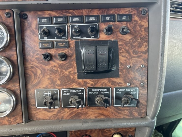 2002-kenworth-w900-image-34