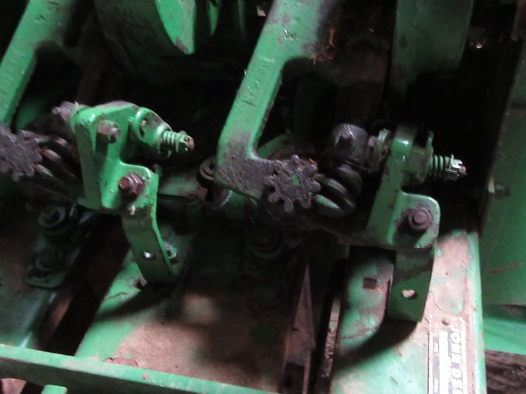 john-deere-336-image-13