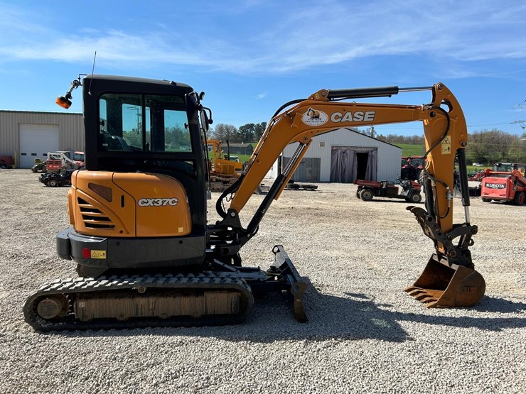 2023-case-cx37c-image-5