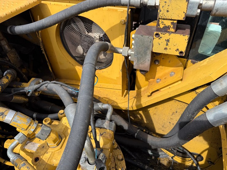 caterpillar-330d-image-71