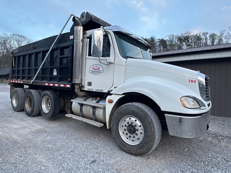 2014-freightliner-columbia-120-image-2