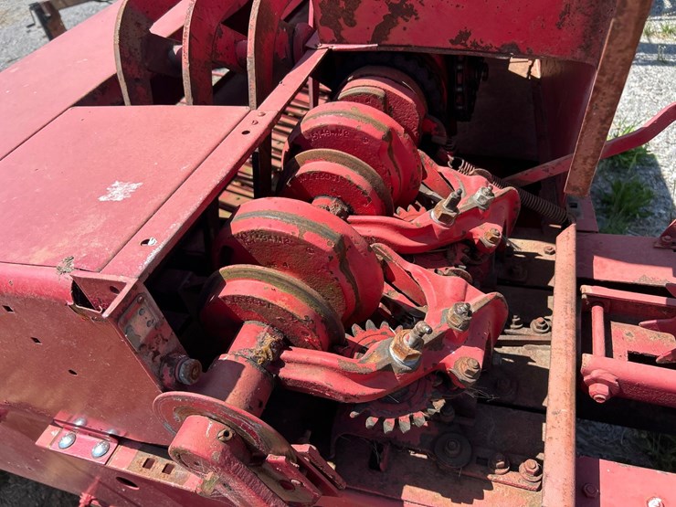 massey-ferguson-12-image-8