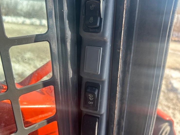 2018-kubota-ssv75-image-41