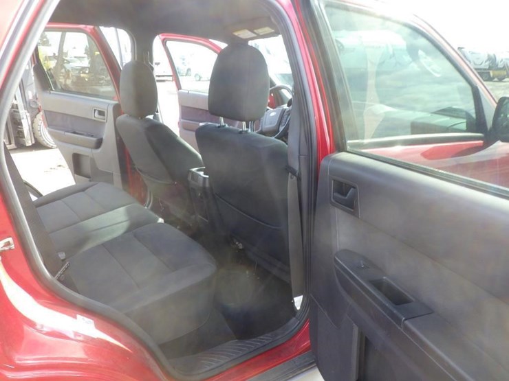 2011-ford-escape-image-8