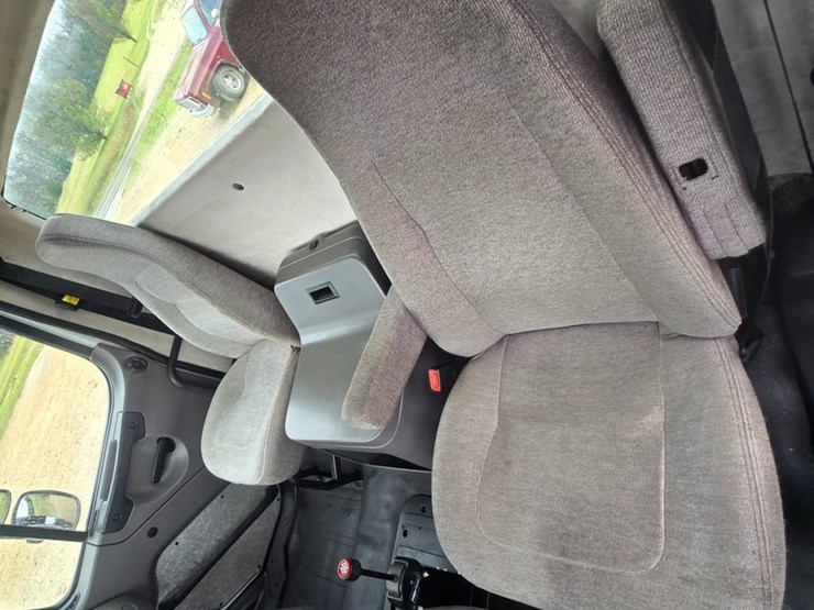 2012-freightliner-m2-106-image-70