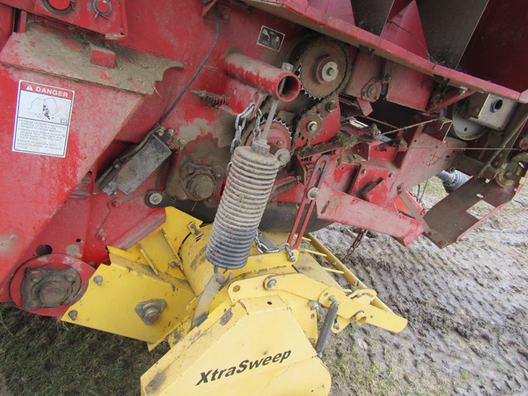 new-holland-br780-image-22