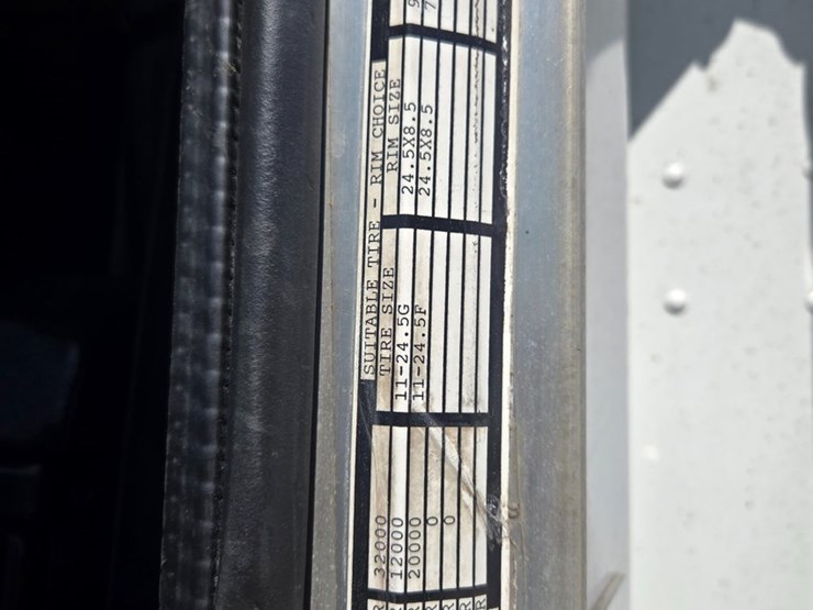 1996-peterbilt-377-image-54