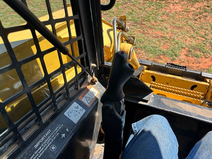 2008-deere-332-image-19