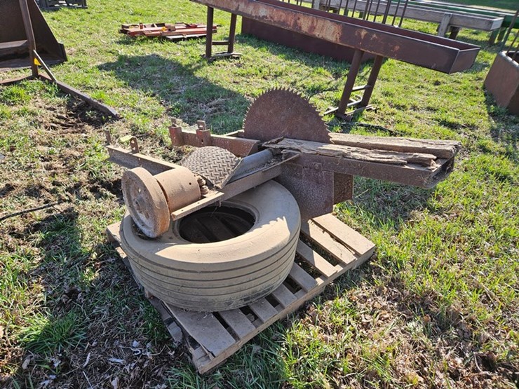 #558-•-international-belt-pully-buzz-saw-image-3