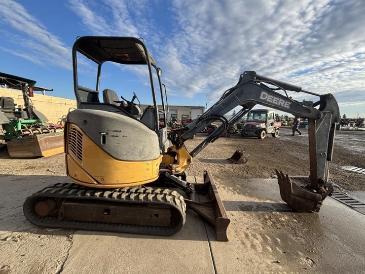 2006-deere-27d-image-7