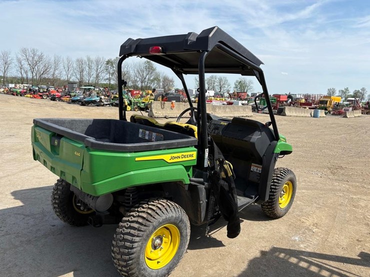 2022-john-deere-gator-image-5