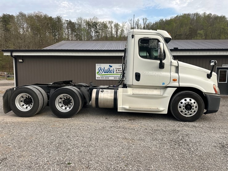 2014-freightliner-cascadia-125-image-1