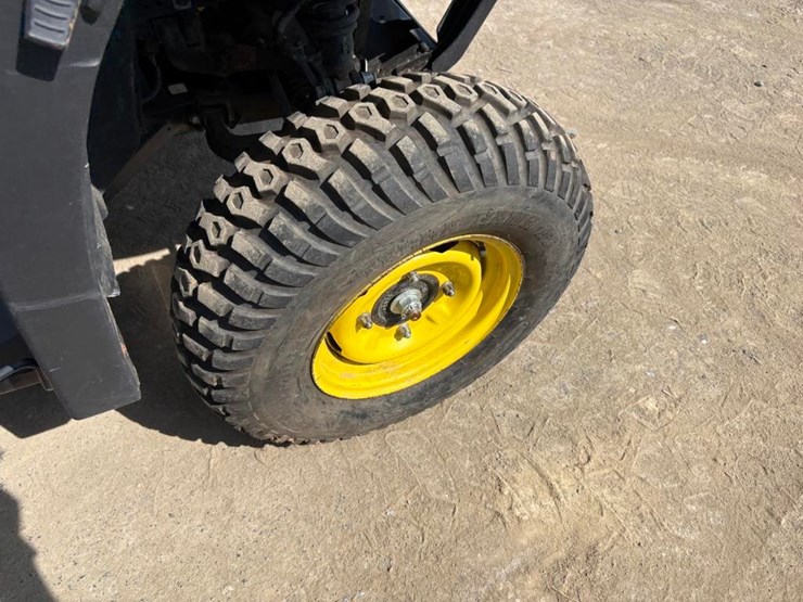2022-john-deere-gator-image-9