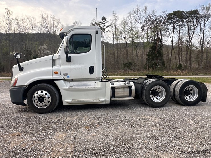2014-freightliner-cascadia-125-image-3