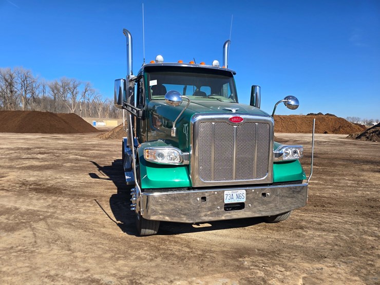 2019-peterbilt-567-image-25