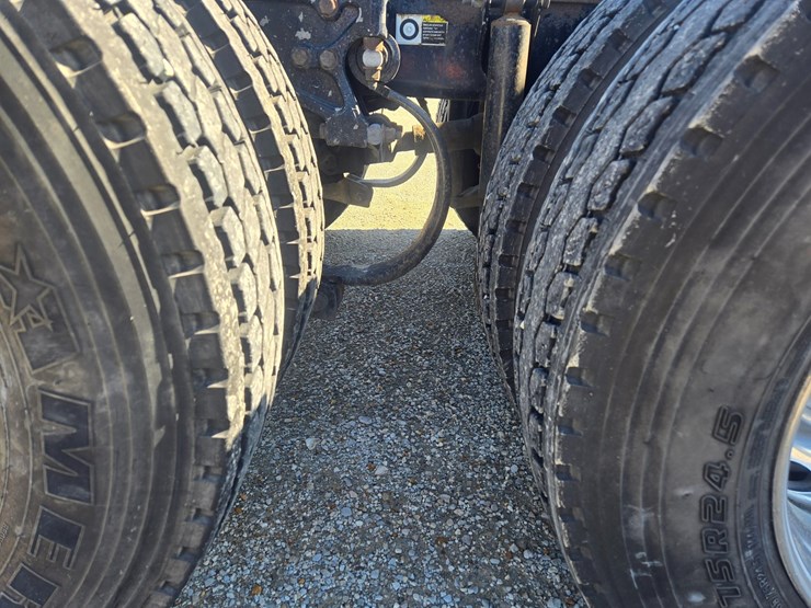 2005-peterbilt-379-image-96