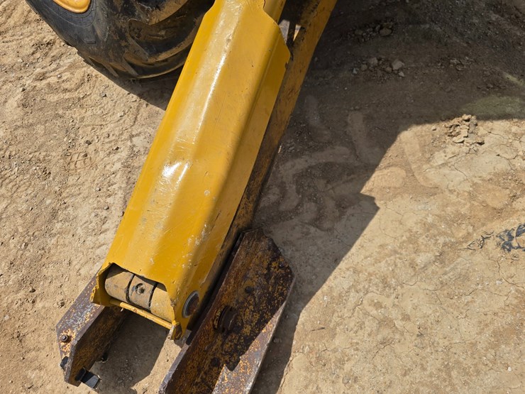 2005-caterpillar-420d-image-37