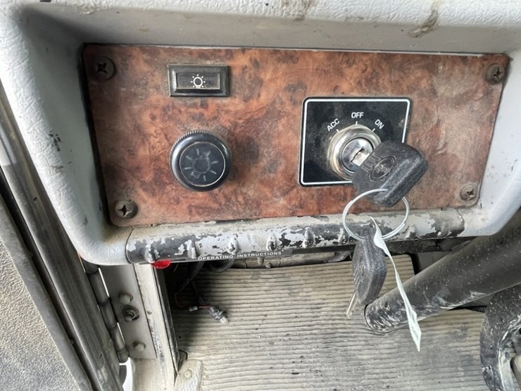 2004-kenworth-t300-image-30