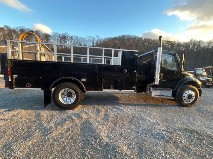 2017-freightliner-m2-106-image-1