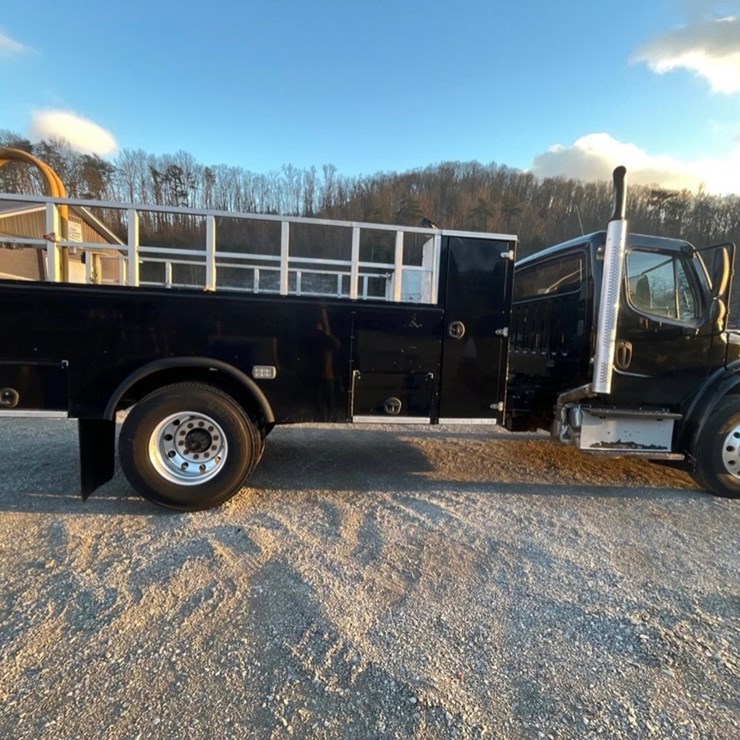 2017 FREIGHTLINER M2 106