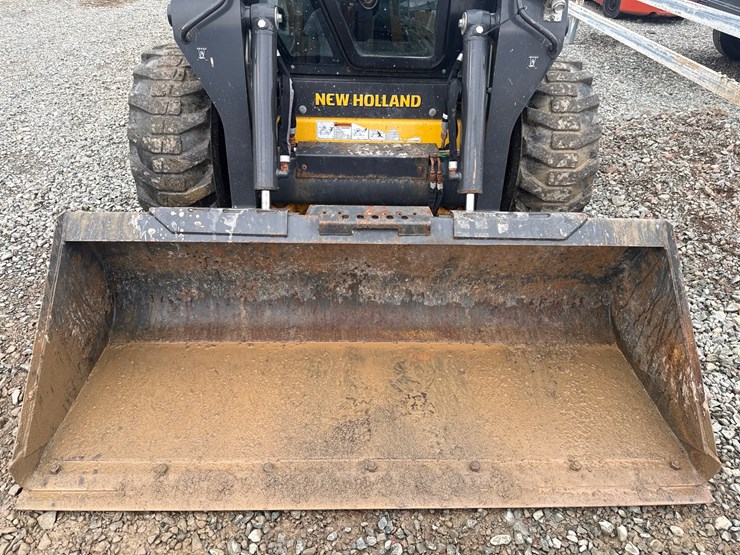 new-holland-l320-image-10