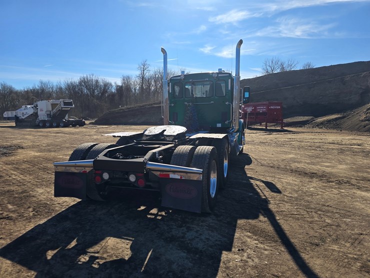 2019-peterbilt-567-image-14