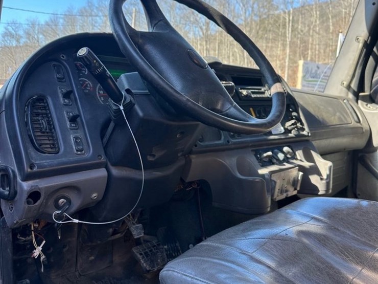 2017-freightliner-m2-106-image-7