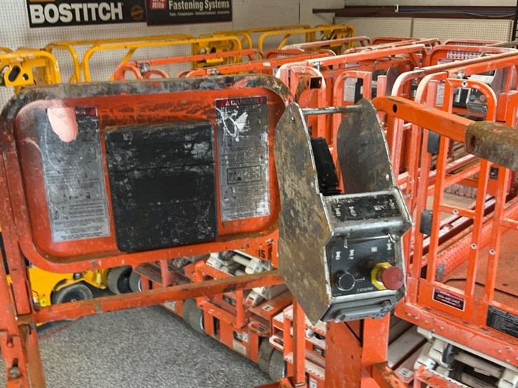 #404-•-2019-snorkel-26'-scissor-lift-image-23