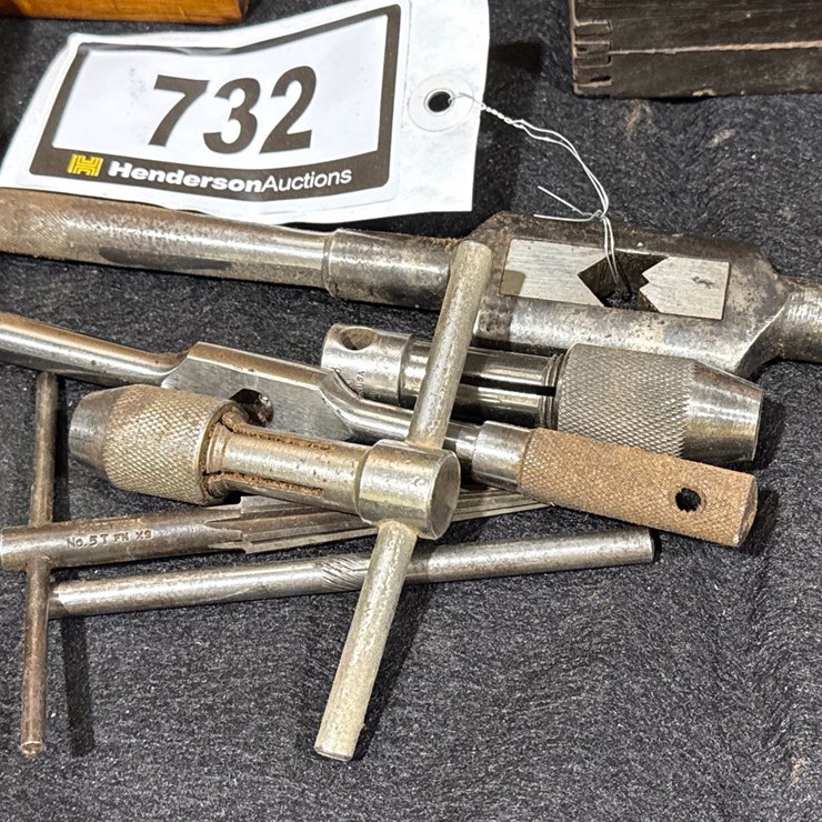 #732 • GROUP OF THREADERS FOR THREADING TOOL