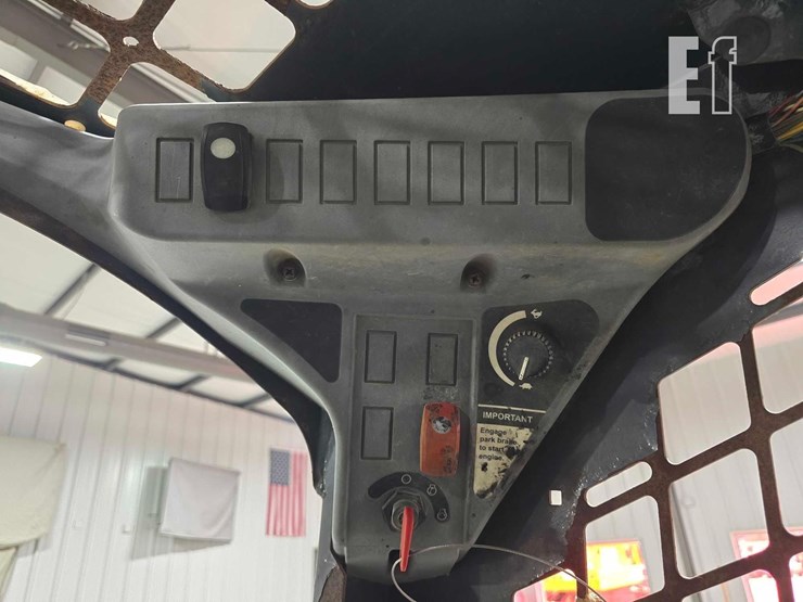 2014-deere-323e-image-17