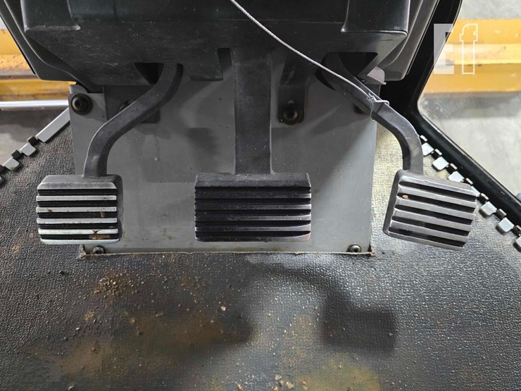 2011-caterpillar-140m2-image-17