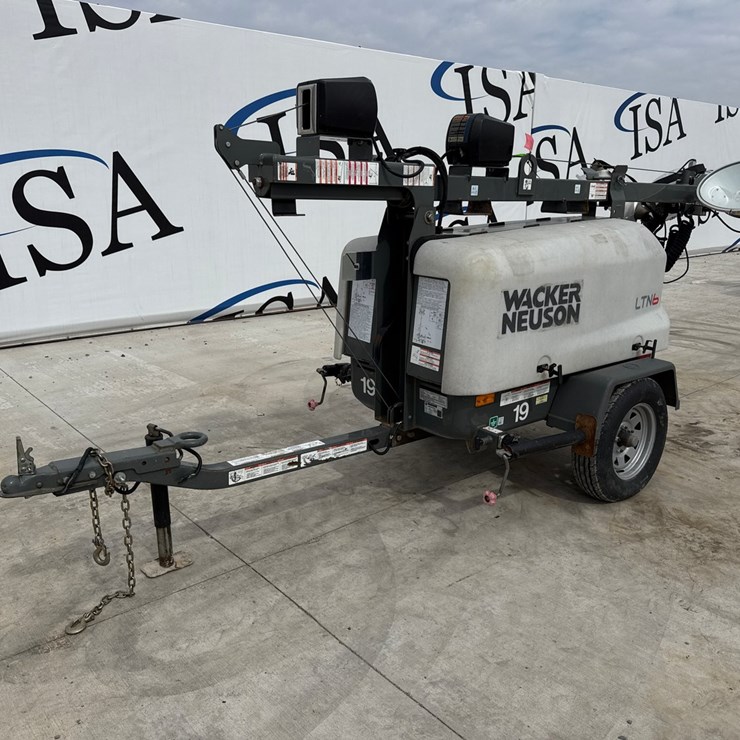 2015 MASSEY-FERGUSON 8