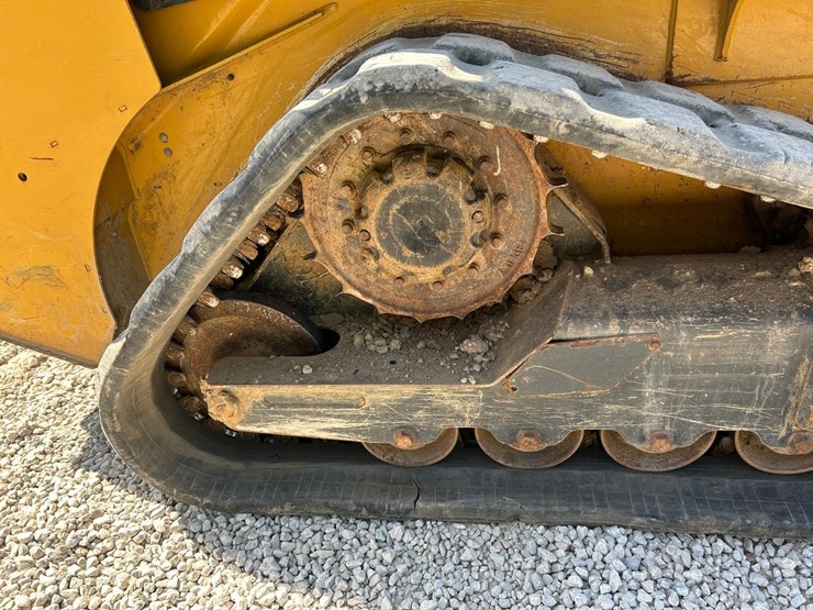 2019-deere-317g-image-13