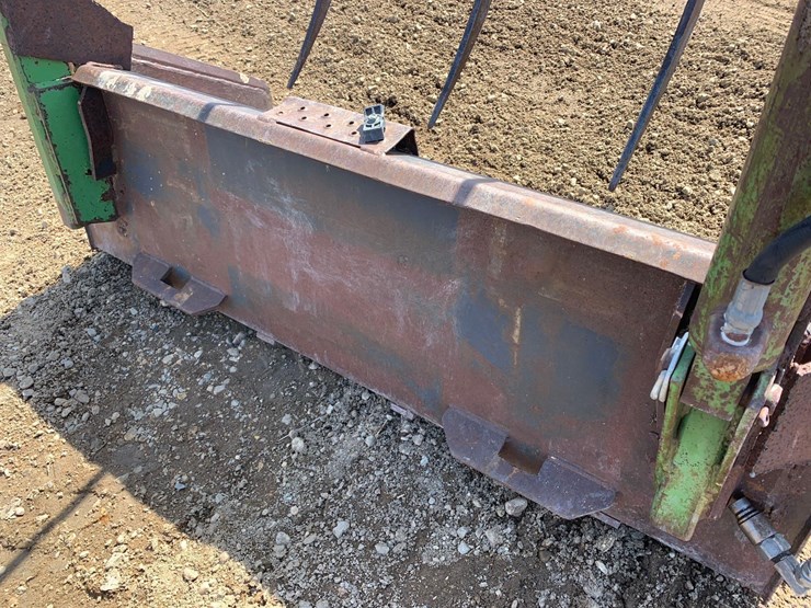 skid-steer-bucket-with-grapple-image-9