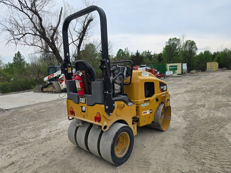 2018-caterpillar-cc24b-image-10