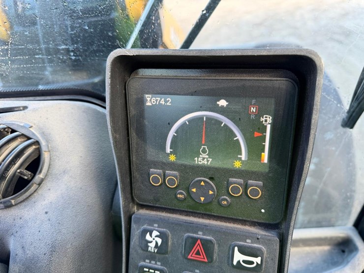 2022-gehl-al750-image-44