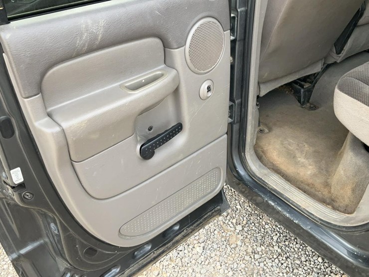 2004-dodge-2500-image-22