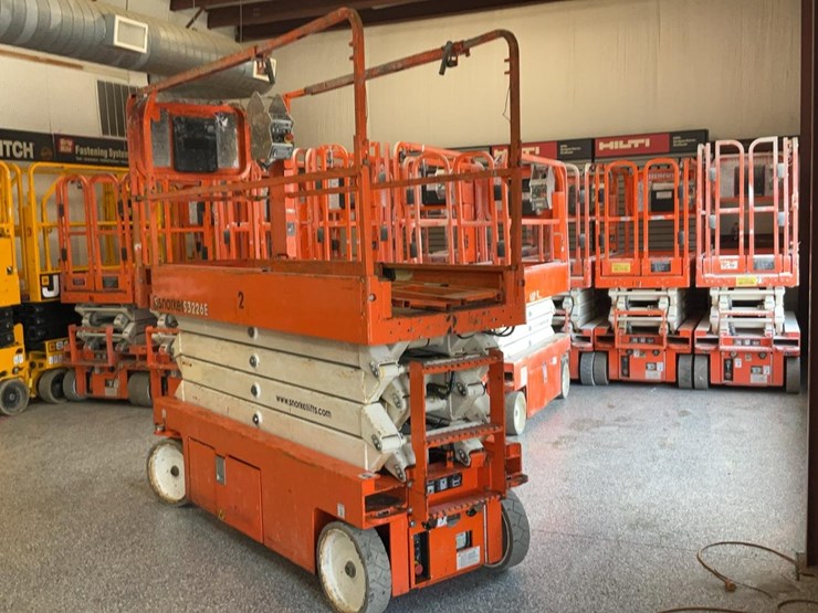 #404-•-2019-snorkel-26'-scissor-lift-image-2