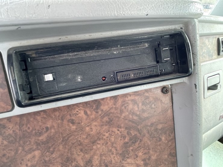 2004-kenworth-t300-image-33