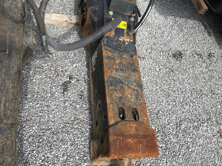 caterpillar-320-image-1