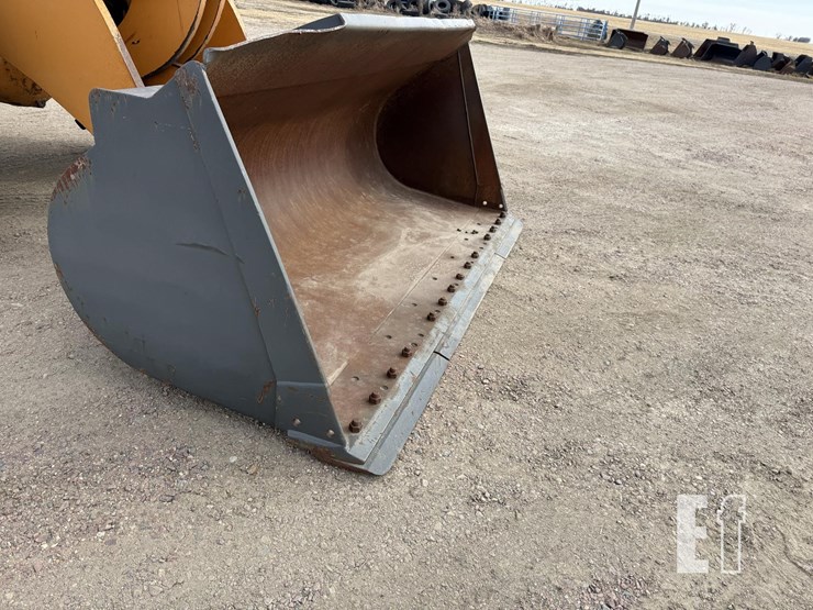 2010-case-721e-image-5