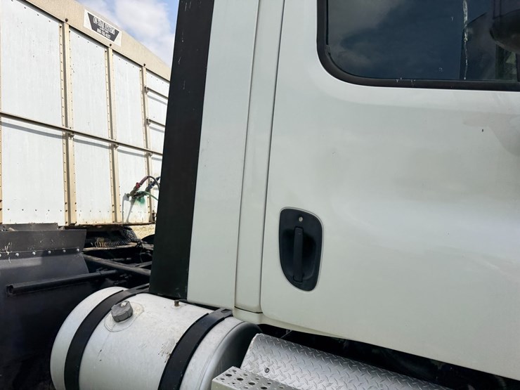 #45283-•-2016-freightliner-cascadia-daycab-truck-tractor-vin:-3akjgedv9gsgy4090-image-38